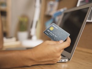 uso de tarjeta de crédito en la laptop