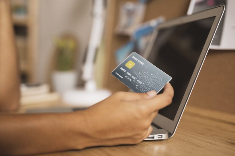 uso de tarjeta de crédito en la laptop