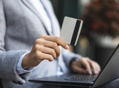 uso de tarjeta de crédito por parte de una persona