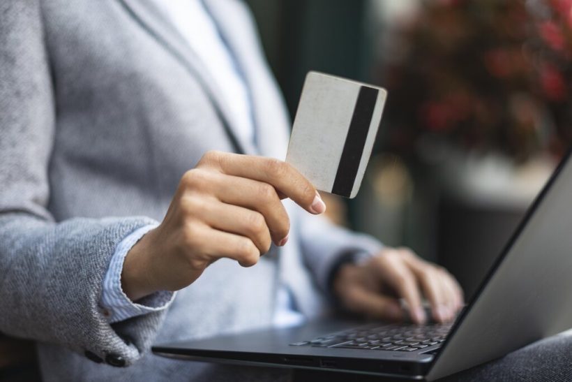 uso de tarjeta de crédito por parte de una persona